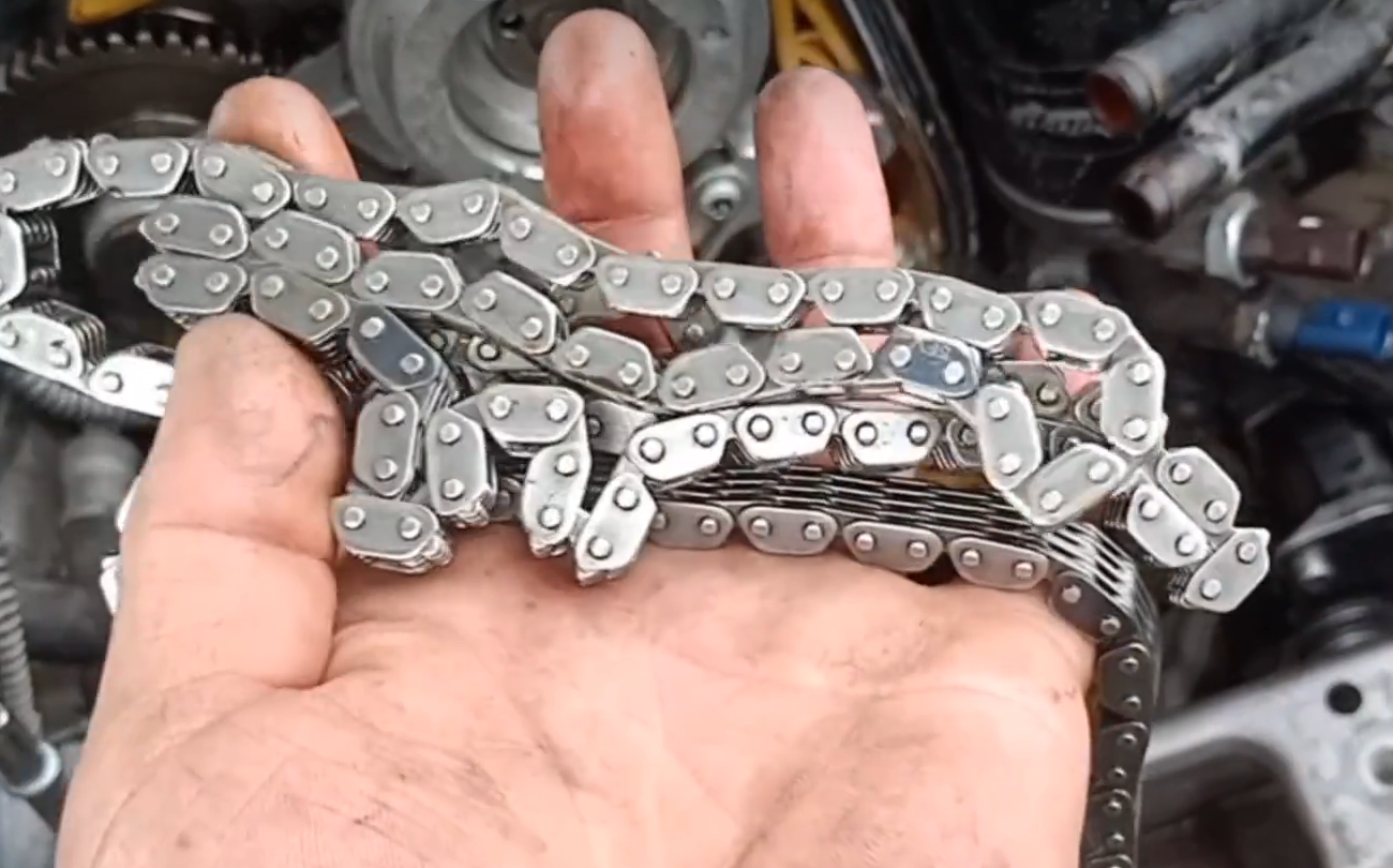 Chain wektu bisa uga break, dadi manawa kanggo mriksa nalika mileage wis tekan. Yen ana masalah, mupangat ngluwihi kerugian.
